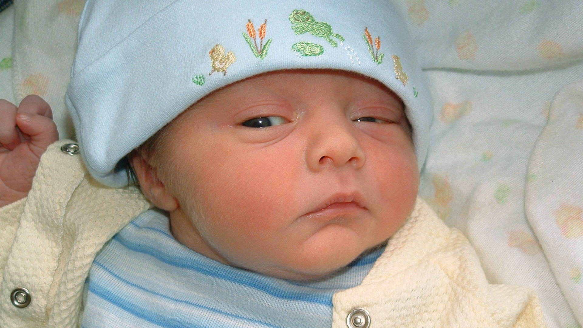 Ребенок косит глазки. Косоглазие у новорожденных. Глаза новорожденного. Страбизм у новорожденных. Косоглазие у ребёнка новорождённого.
